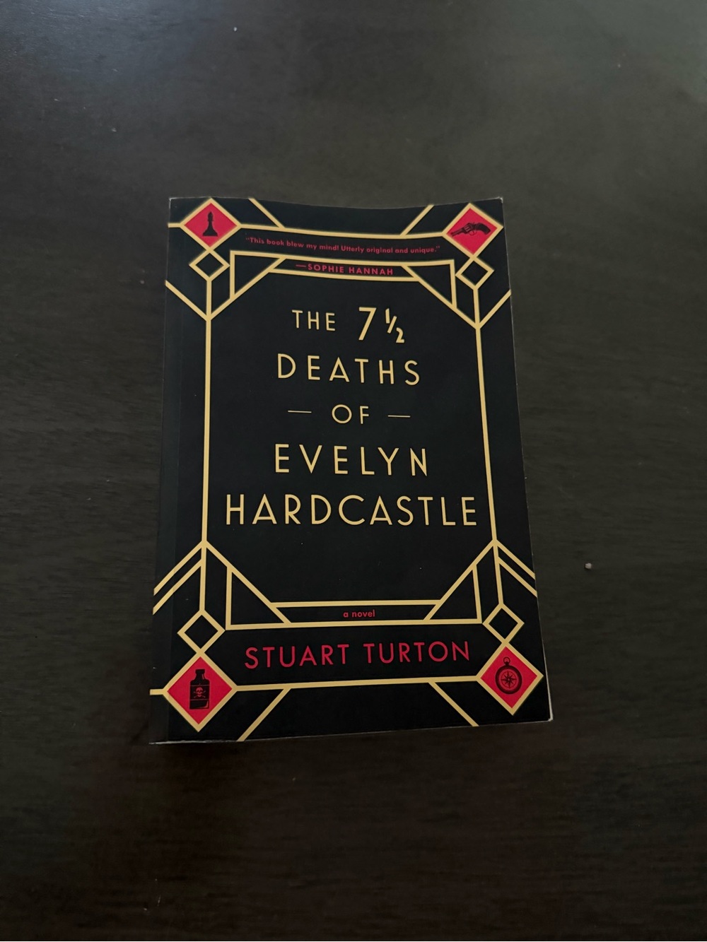 Stuart Turton The 7½ Deaths of Evelyn Hardcastle - Black and Gold Paperback
